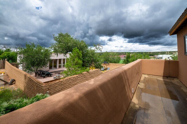 Building Photo - 1115 Agua Fria St