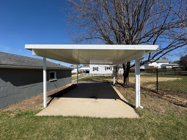 Building Photo - BEAUTIFULLY UPDATED 2 Bedroom / 1.5 Bath home in Penn Trafford School District