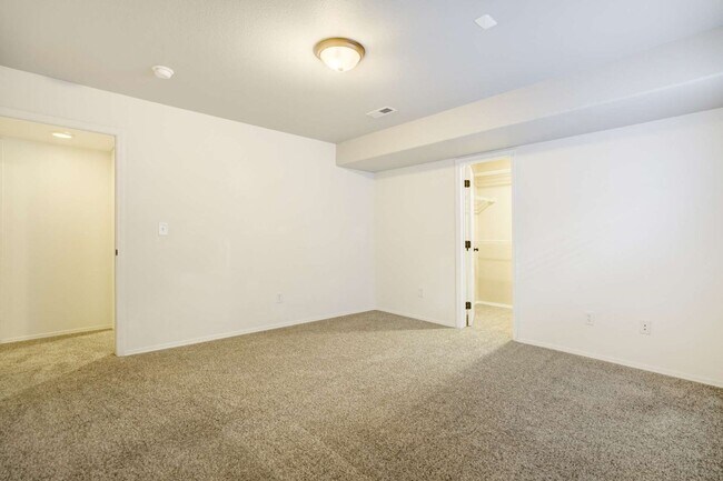 Building Photo - D20 5bdrm Home on Quiet Street in North Co...