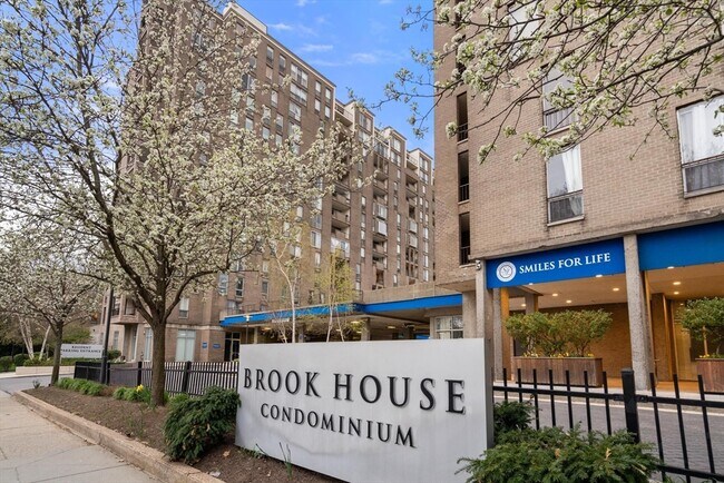 Building Photo - 99 Pond Ave