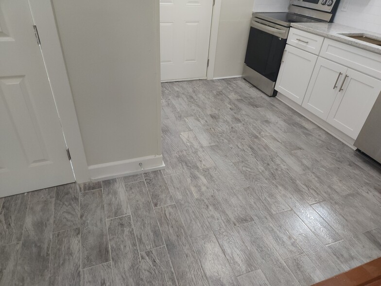 Porcelain Tile Kitchen - 1107 W 40th St