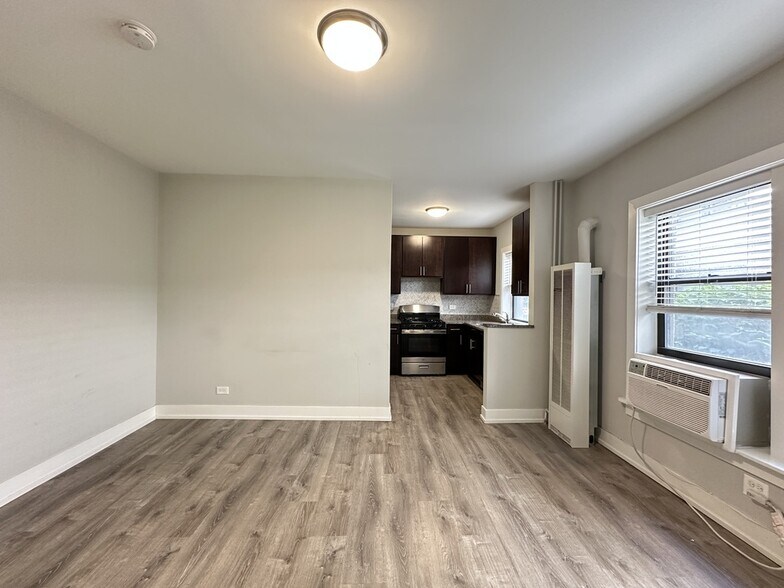 Building Photo - 722 W Brompton