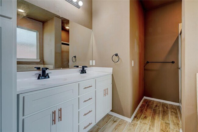 Building Photo - 2023 Westbury Dr
