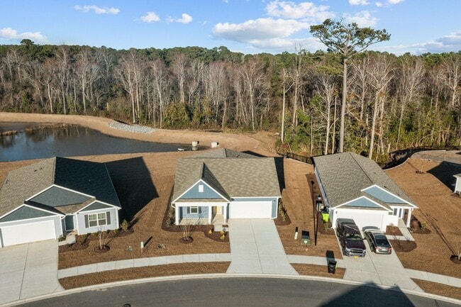 Building Photo - 4 bedroom Home in WATERSIDE!
