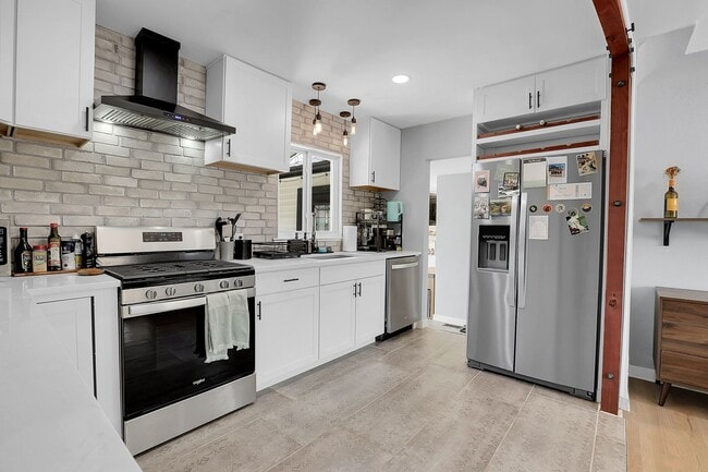 Building Photo - Modern and cozy 3 bedroom, 2 bath home