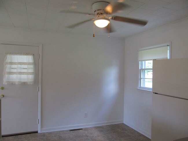Building Photo - 3 Bed 1 Bath House with Spacious Backyard