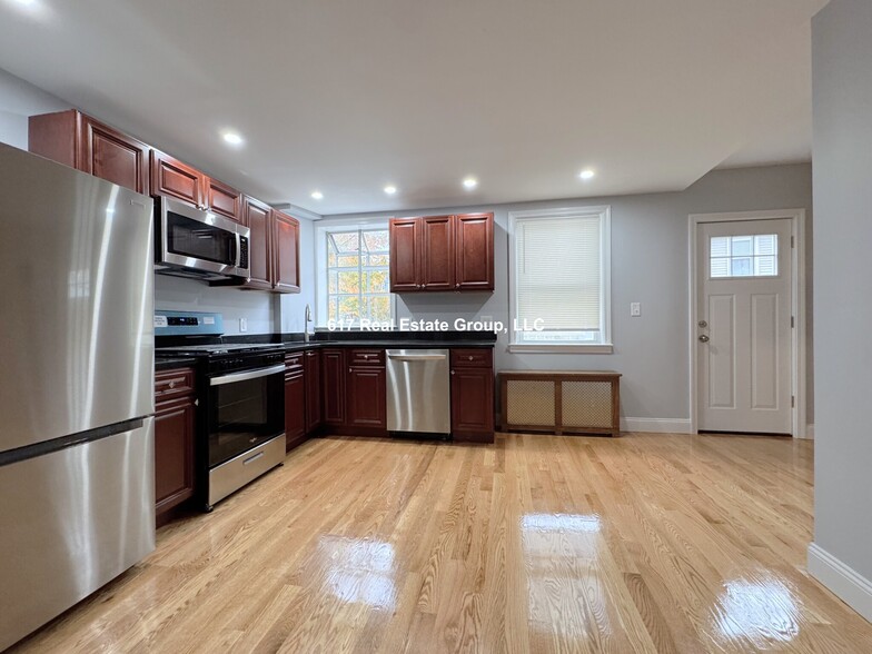 Building Photo - 4 Everett Square