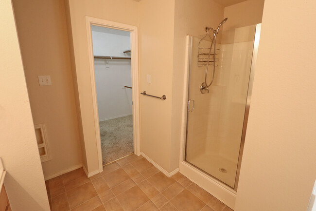 Building Photo - 1000 Warbler Ln