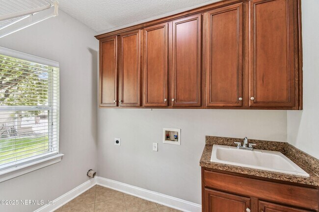 Building Photo - 263 Stonewell Dr