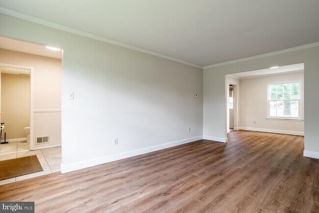 Building Photo - 10 Honey Locust Ln