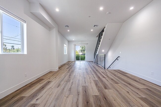 Building Photo - 4445 Auckland Ave