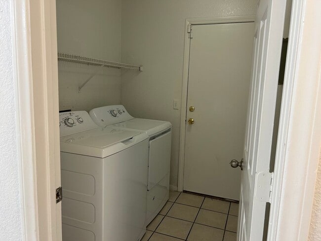 Building Photo - 4 Bedroom Pool Home