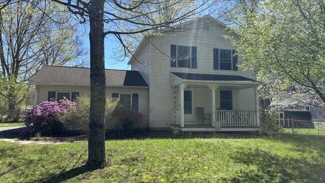 Primary Photo - 1 Robin Hood Ct