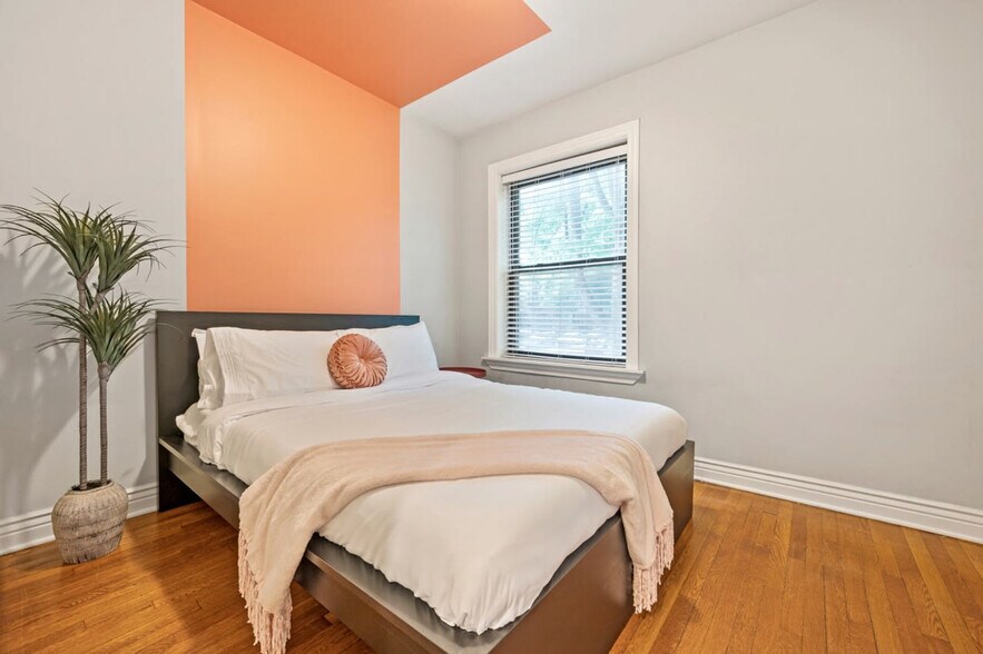 Building Photo - 3437 N Lakewood Ave