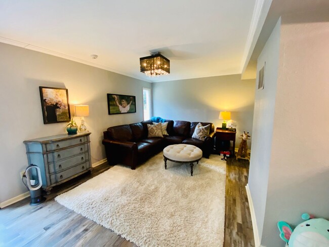 Building Photo - {1423} Olathe Townhome + 3Bed/2.5Bath + Fe...