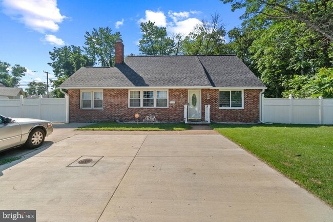 Building Photo - 10 N Meadow Dr