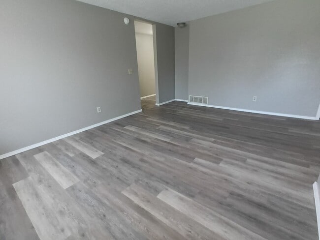 Building Photo - Fresh paint, nice flooring