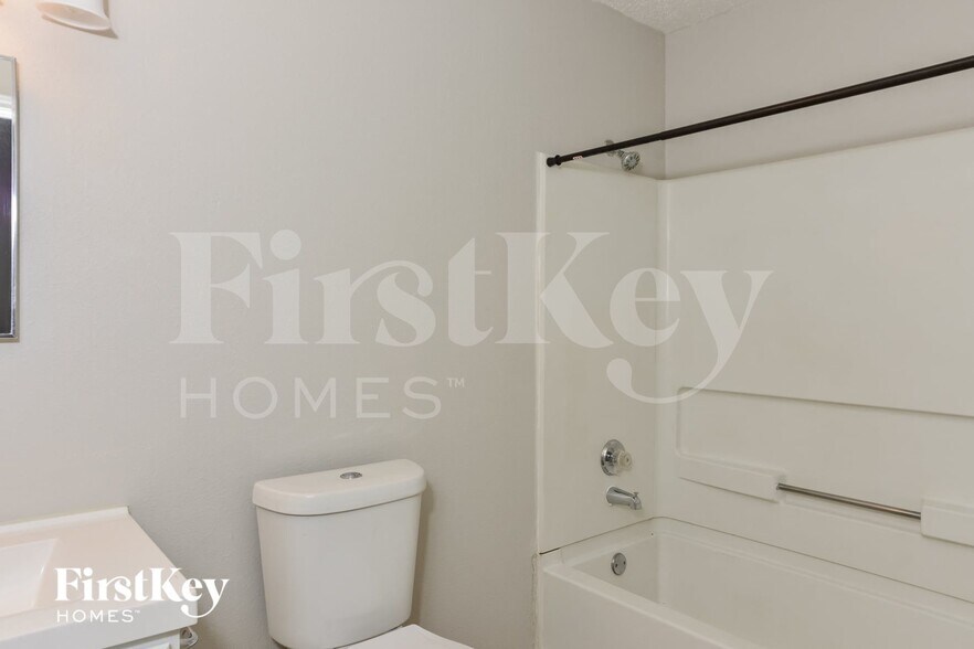 Building Photo - 13391 Greenstone