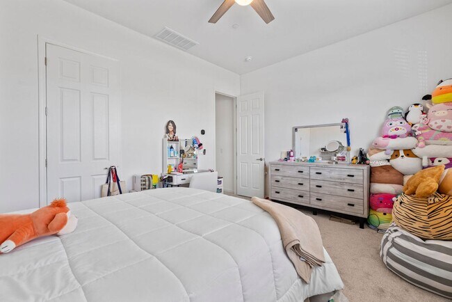 Building Photo - Newer Single Story 5 Bedroom 3 Bath Home in Vail