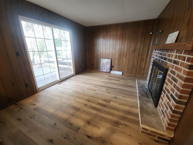 Building Photo - 706-708 N. Hawthorne Dr.