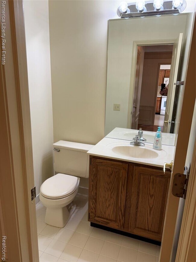 Building Photo - 39484 Village Run Dr