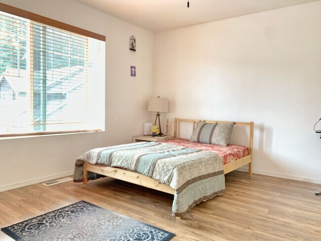 Building Photo - Remodeled Maple Woods Beauty