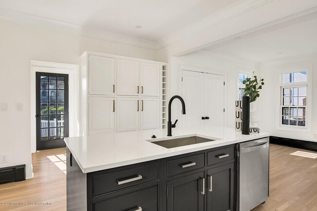 Building Photo - 23 Lincoln Ave