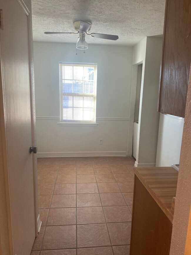 Building Photo - Great 2 Bedroom Condo !