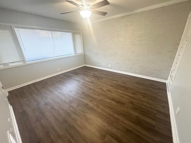 Building Photo - 1111 N Carrizo St