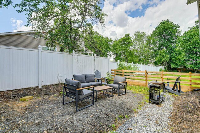 Building Photo - 6604 Oak St