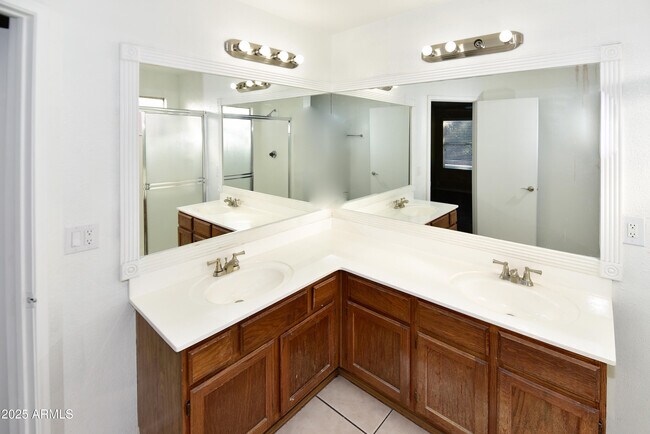 Building Photo - 3653 W Saragosa St