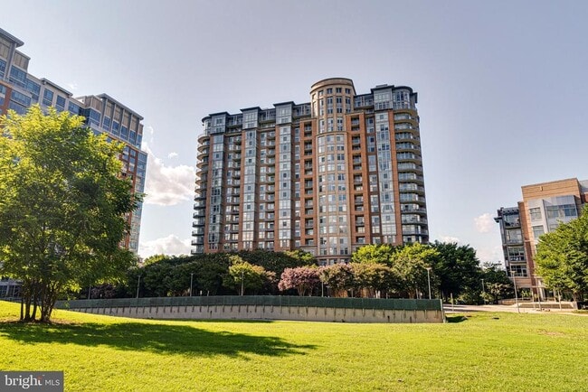 Building Photo - 8220 Crestwood Heights Dr