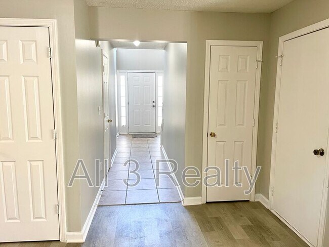 Building Photo - 2024 Smithfield Ave