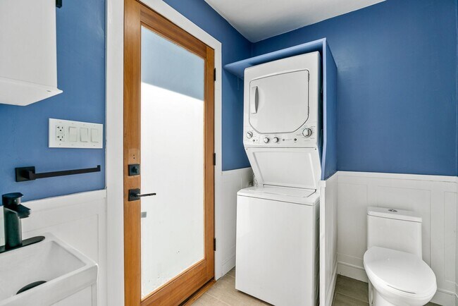 Building Photo - Move-in ready Magnolia Park gem — modern f...