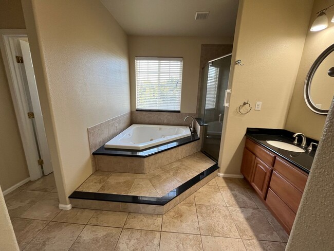 Building Photo - Upgraded and Beautiful Spacious 4 Bedroom ...