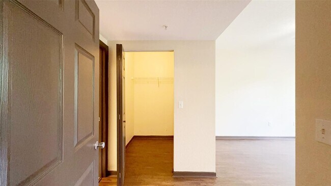 Building Photo - 6704 W Sample Rd