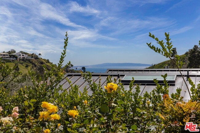 Building Photo - 1336 Bienveneda Ave