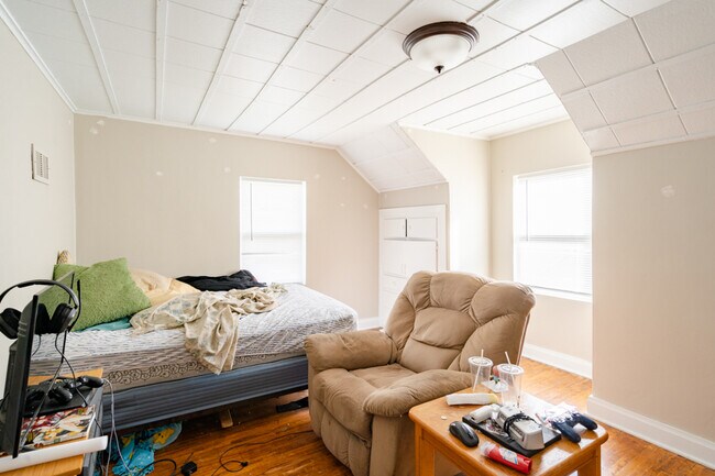 Building Photo - 1317 State St