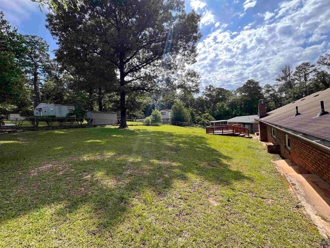 Building Photo - 304 Lakeshore Dr