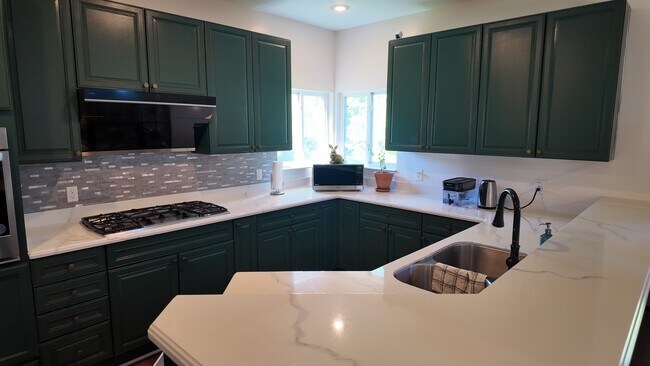 Building Photo - Spacious 4-Bed Gem with Balcony, Vaulted Ceilings, and Attached Garage in Loveland