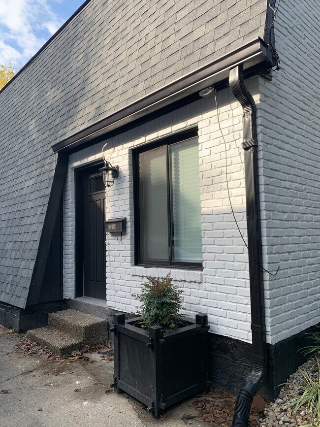 Side entrance - 932 E Washington St