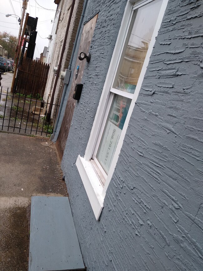 Building Photo - 216 E Ashmead St