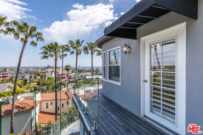 Building Photo - 1541 Selma Dr