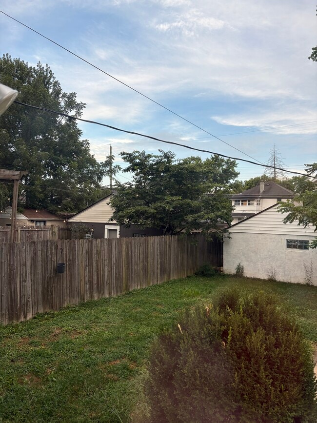 Building Photo - 513 E Jenkins Ave