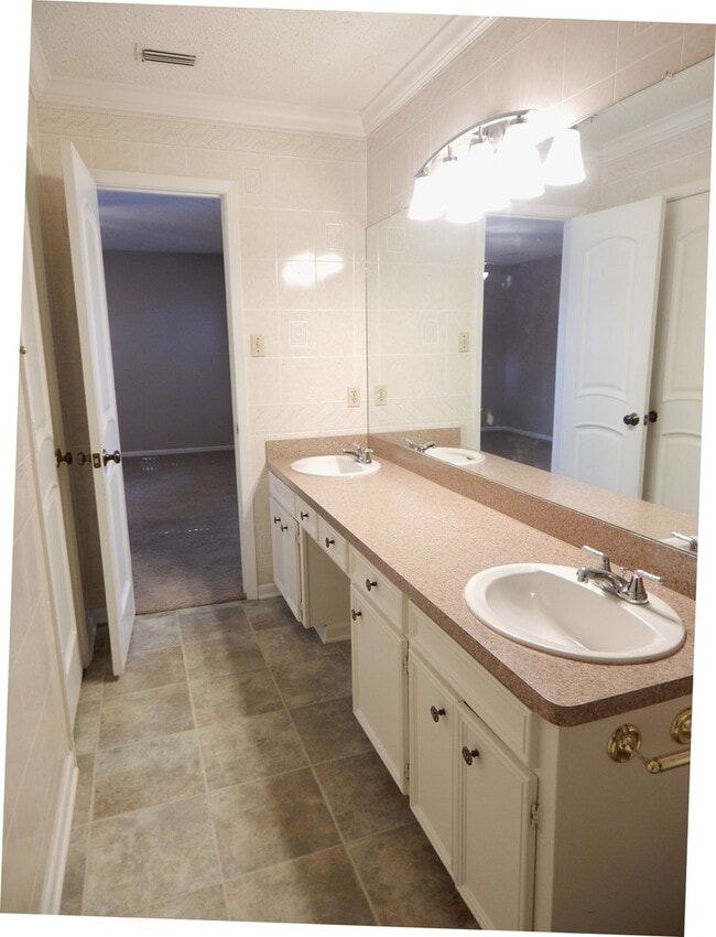 Building Photo - Gorgeous 3 Bedroom Home w/Workshop in Tyler!