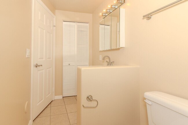 Building Photo - 5252 Balboa Arms Dr