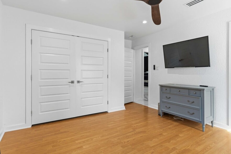 Building Photo - 107 Oak Crest