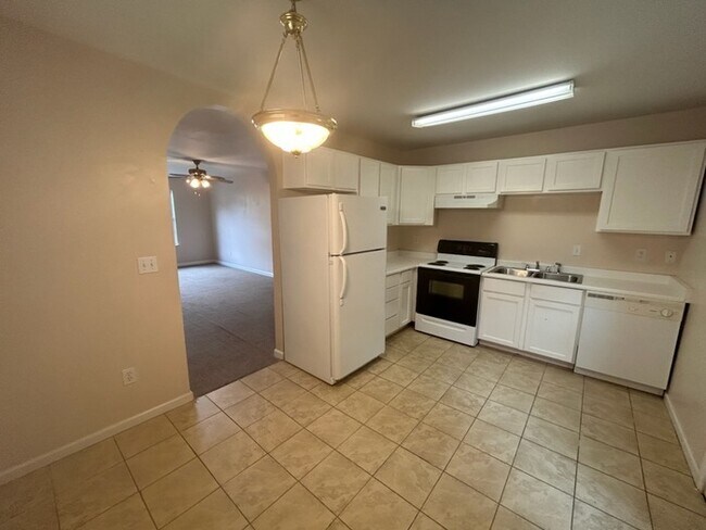 Building Photo - 2 Bedroom Apartment in Piedmont!