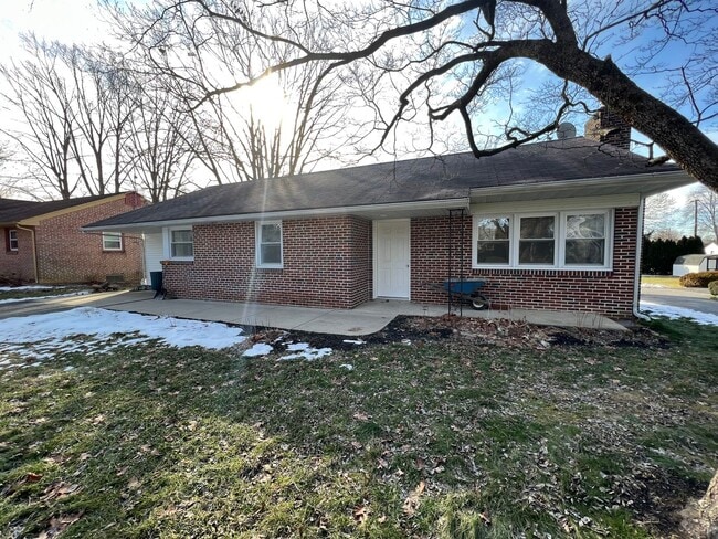 Building Photo - 3 Bedroom 3 Bath House Rental with Basemen...