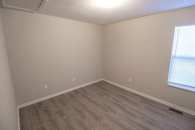 Building Photo - Affordable 3 Bedroom Duplex